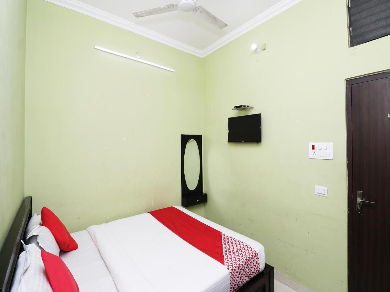 Capital O 11480 Hotel Blue Star 瓦拉纳西 外观 照片